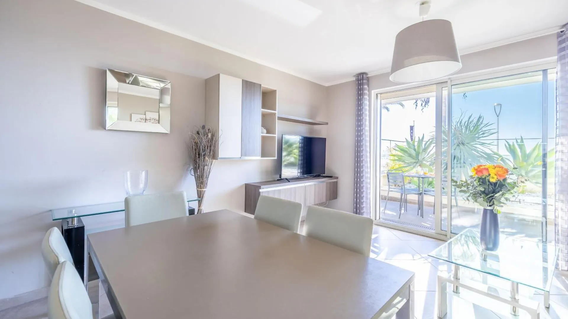 Le Midi 8 By Estates Cannes